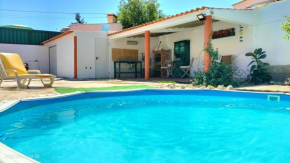 Suite in a rustic house with swimming pool